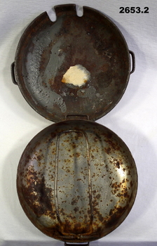 Circular shape mess tin with lid.