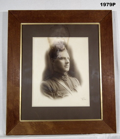 B & W photo portrait of a WW1 soldier.