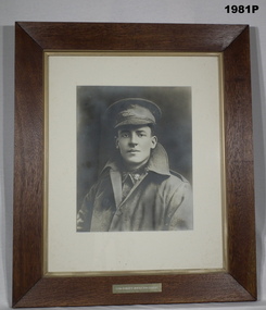 B & W portrait photo of a WW1 soldier.