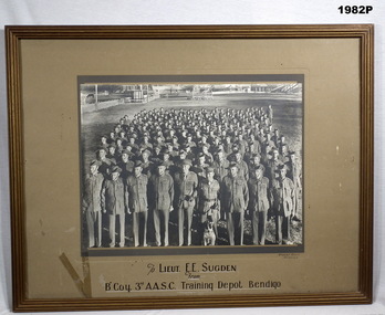 B & photo showing a group of WW2 soldiers.