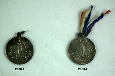 Two medallions 1919, peace and liberty.