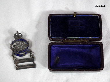 Badge with two bars re two sons in the Army.