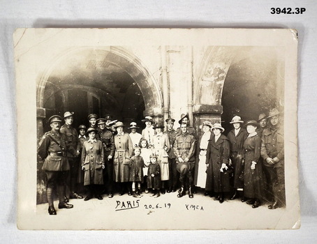 Group photo of a soldiers nurses 1919.