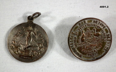 Commemorative medallion and Volunteer badge WW!