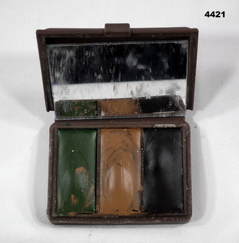 Camouflage kit with colours and mirror