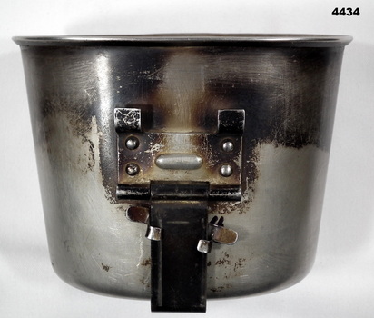 Stainless steel mug with folding handle