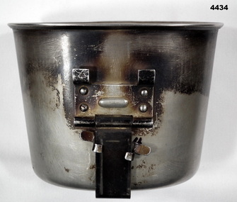Stainless steel mug with folding handle