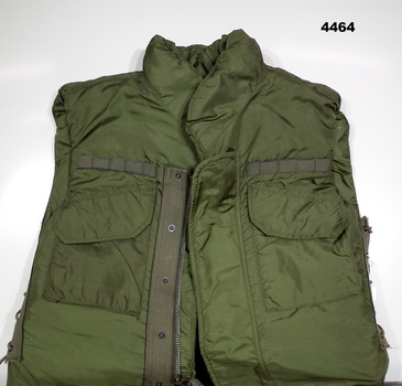 KHAKI SLEEVELESS FLAK JACKET.