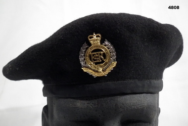 Black beret with RAE badge