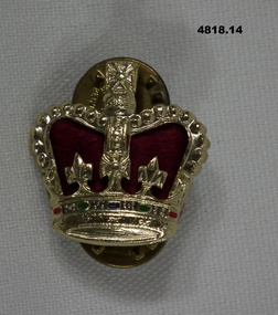 Officer's rank insignia featuring a queen's crown.