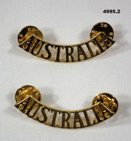 Shoulder insignia with the word 'AUSTRALIA' on a curved metal bar.