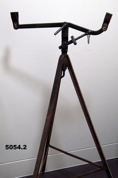 METAL TRAINING STAND  FOR .303 IN LEE ENFIELD RIFLE.