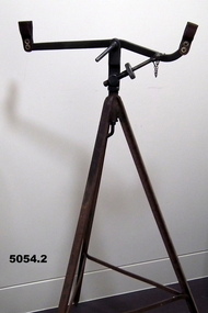 METAL TRAINING STAND  FOR .303 IN LEE ENFIELD RIFLE.