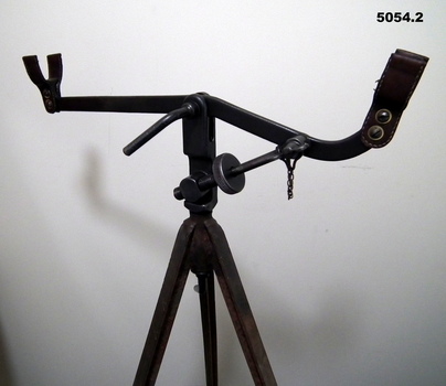  TRAINING STAND FOR .303 IN LEE ENFIELD RIFLE.