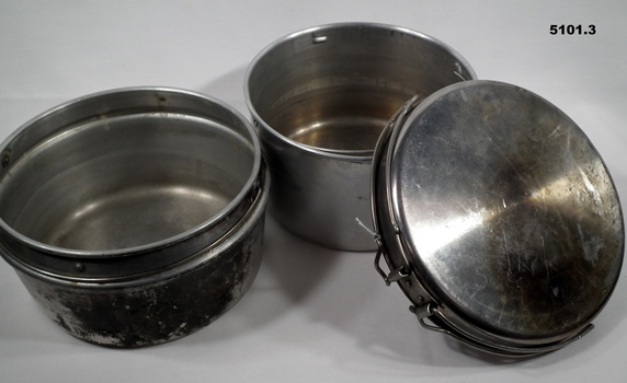 Three piece cooking set.