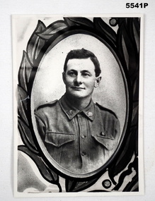 Black & white photo of a WW1 soldier.