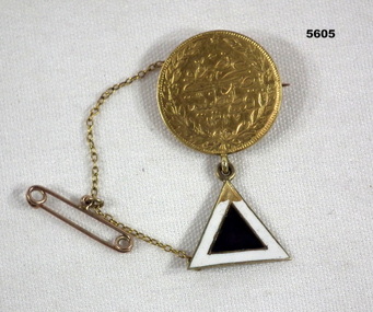 Triangular shaped badge depicting the colour patch of the Armoured Car Section suspended below a gold coloured disc.