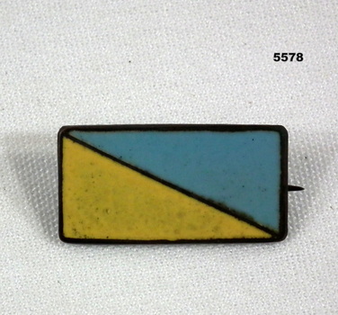 A metal and enamel badge depicting the colour patch for the 8th ALH Regiment.