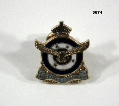 Gold coloured metal lapel badge with RAAF insignia.