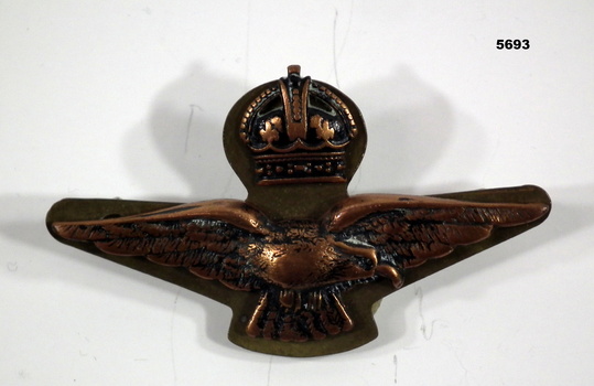 Metal RAAF officer's cap badge featuring a King's Crown and eagle.