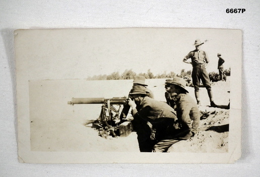 Training on the use of a machine gun.