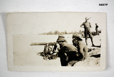 Training on the use of a machine gun.