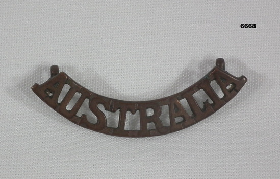 Metal 'Australia' Shoulder Badge.