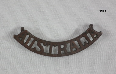 Metal 'Australia' Shoulder Badge.