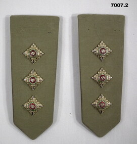 Pair of khaki coloured shoulder boards each with three pips.