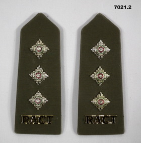 Pair jungle green coloured shoulder boards, each with three pips and a corps badge.