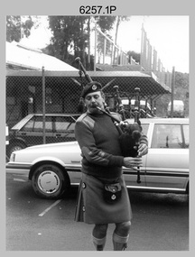 2/4 RAR Pipes and Drums Visit to the Army Survey Regiment, Fortuna, Bendigo. c1990.