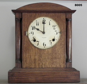 Mantle piece clock placed in SMI 1920's.