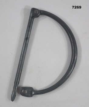 Lockable metal D-ring handle.