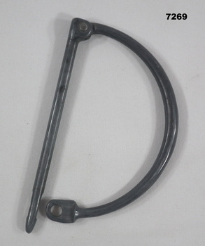 Lockable metal D-ring handle.