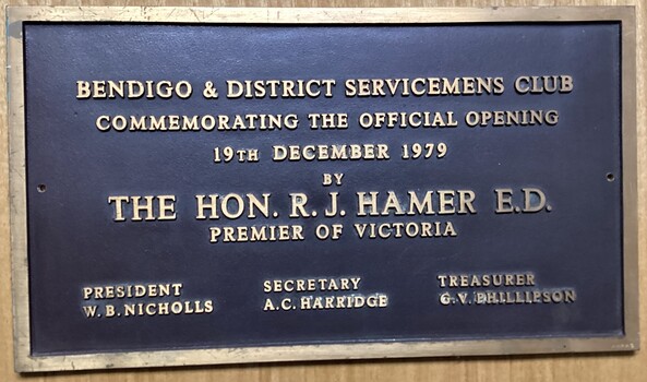 Plaque re the opening of the Bendigo District Servicemen's Club.