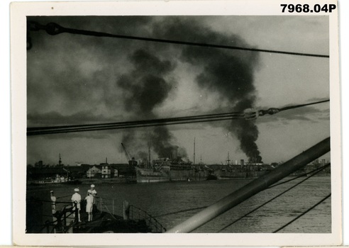 1942 02 Singapore docks burning 2.jpg