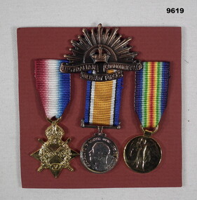 Set WW1 replica miniature medals and Rising Sun Badge.