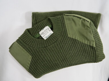 Round neck pullover in Howard Green.