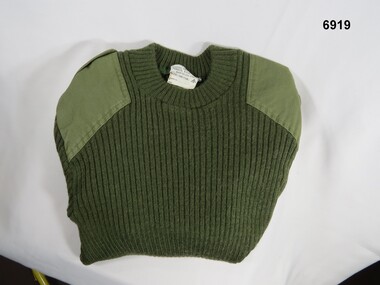 Woollen round neck pullover - Howard Green.