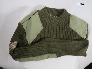 Howard green pullover with round neck and Sgt stripes.