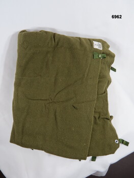 Woollen blanket, press stud snap closure buttons.