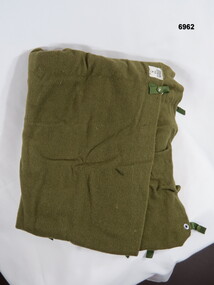 Woollen blanket, press stud snap closure buttons.