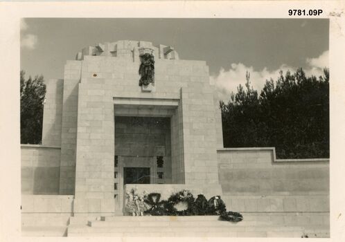 9781.09P Palestine Jerusalem A memorial in the Jerusalem War Cemetery All units who had soldiers buried here contributed to it