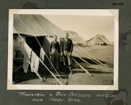 9931.06P Man Mountain and Dick Bridges VX24483 outside our 'appy 'ome