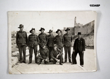 Black and white photo of 8 Australian WW2 soldiers.