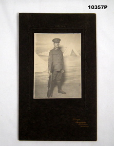 Photograph of a WW1 Australian soldier in uniform.
