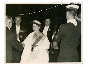 10424.01P Queens visit Fremantle 1954                                                           