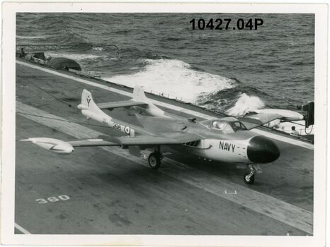 0427.04P Sea venom landing.                                    