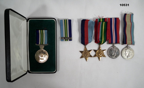 Medal set WW2, set of 5 with spare ribbon and clasp.