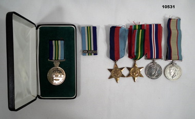 Medal set WW2, set of 5 with spare ribbon and clasp.